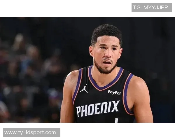 布克半场表现出色11投5中斩获17分4助攻三分球命中率高达667 布克半场表现出色11投5中斩获17分4助攻三分球命中率高达667