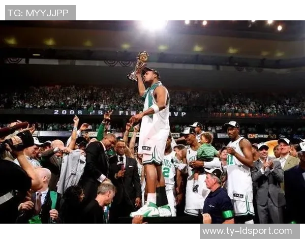 张佳玮解析马刺战术文班拿防守篮板后迅速推进全队快攻策略 张佳玮解析马刺战术文班拿防守篮板后迅速推进全队快攻策略