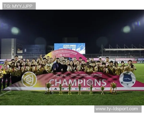 武汉车谷江大女足赛后自豪展示国旗合影庆祝中国骄傲时刻