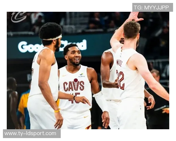 米切尔半场表现低迷8投仅2中三分球全失仅得11分并出现3次失误 米切尔半场表现低迷8投仅2中三分球全失仅得11分并出现3次失误